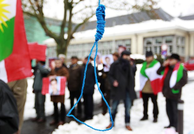 Iranian exiles shout slogans in front of a mock gallows to protest against executions in Iran during a demonstration outside the Iranian embassy in Brussels December 29, 2010. REUTERS/Francois Lenoir (BELGIUM - Tags: CIVIL UNREST POLITICS) - RTXW2SD
